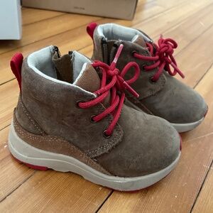 UGG t canoe weather shoe size 6